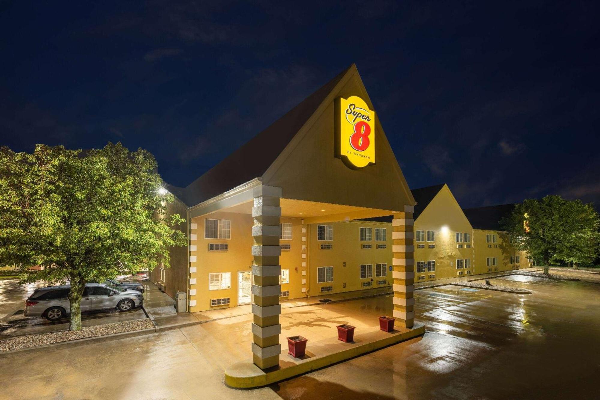 Отель Super 8 By Wyndham De Soto Экстерьер фото